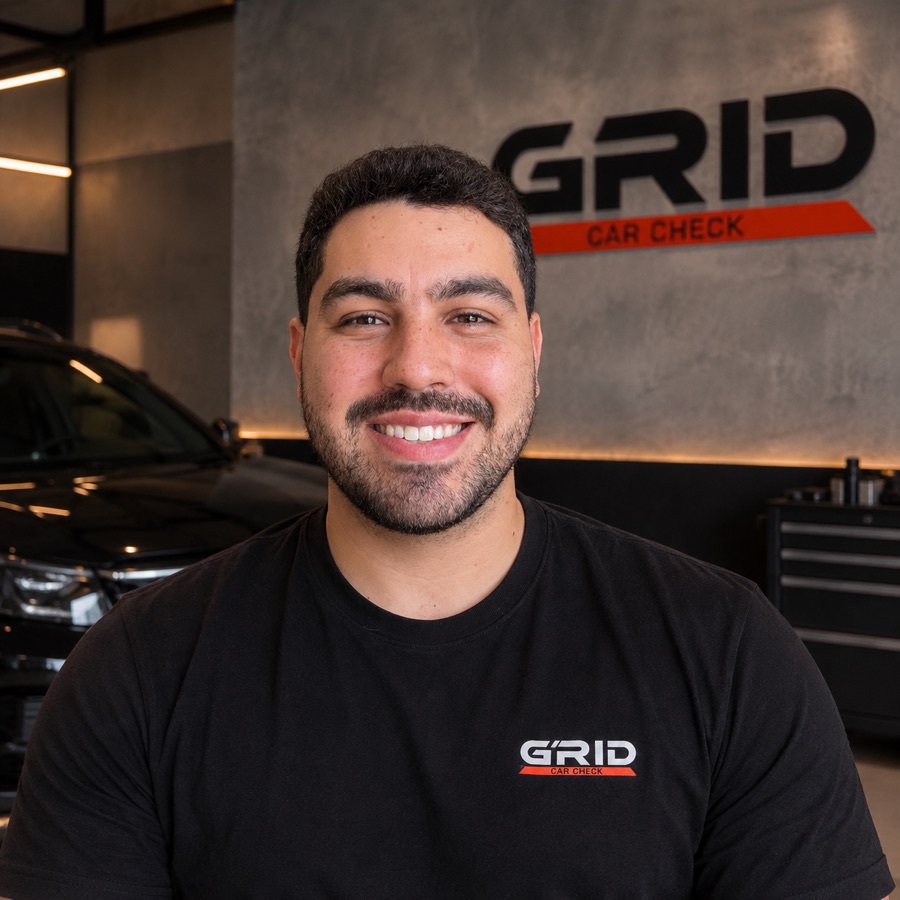 Matheus, especialista da Grid Car Check, sorrindo ao lado de um carro vistoriado em Curitiba